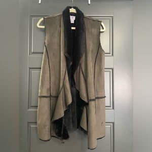 Muche & Muchette vest. Army green and black.